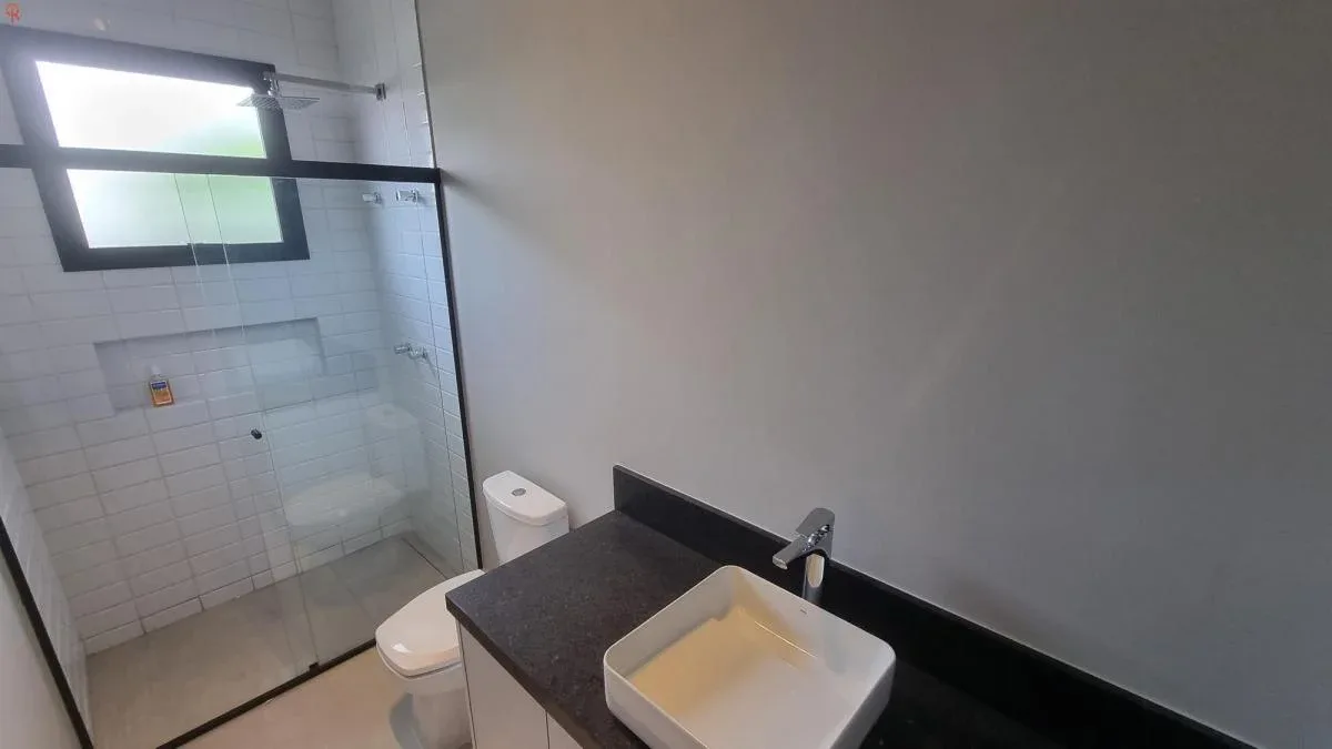 Casa de alto padrão no Condomínio Xapada Itu em Itu - SP: ampla área verde, piscina e 4 suítes.