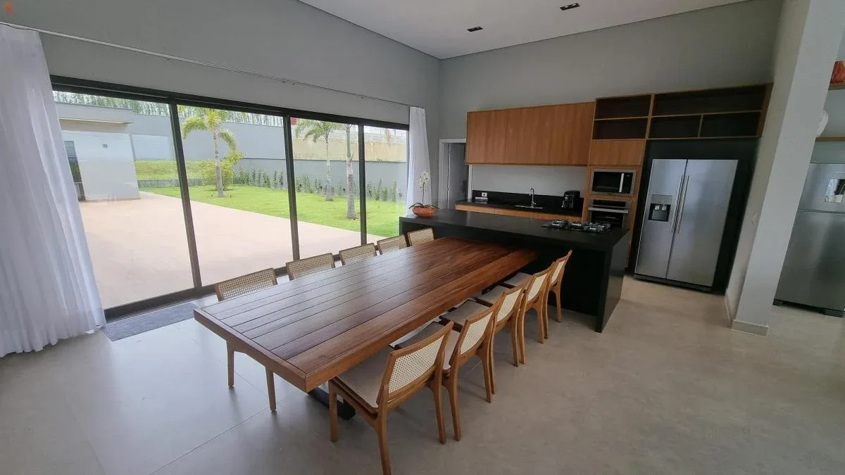 Casa de alto padrão no Condomínio Xapada Itu em Itu - SP: ampla área verde, piscina e 4 suítes.