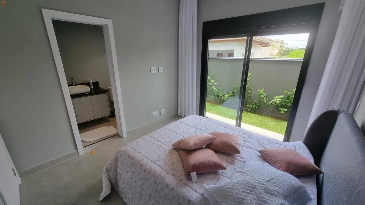 Casa de alto padrão no Condomínio Xapada Itu em Itu - SP: ampla área verde, piscina e 4 suítes.