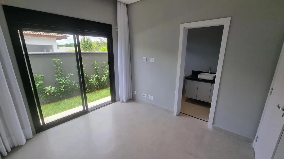 Casa de alto padrão no Condomínio Xapada Itu em Itu - SP: ampla área verde, piscina e 4 suítes.