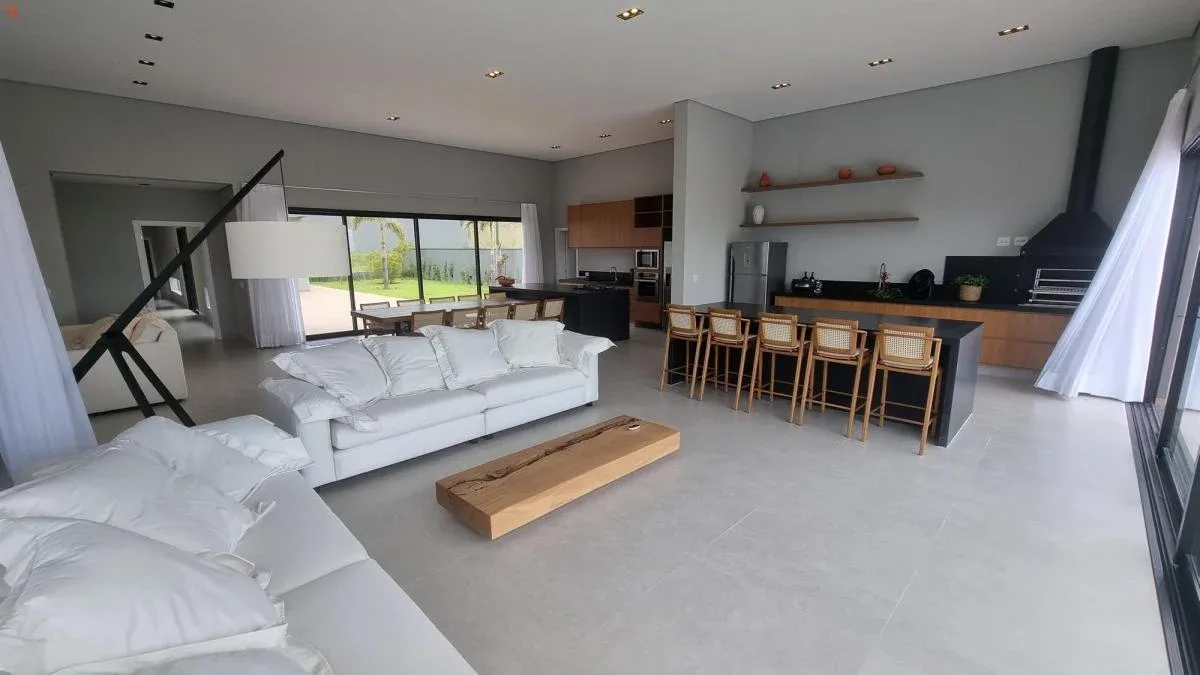 Casa de alto padrão no Condomínio Xapada Itu em Itu - SP: ampla área verde, piscina e 4 suítes.