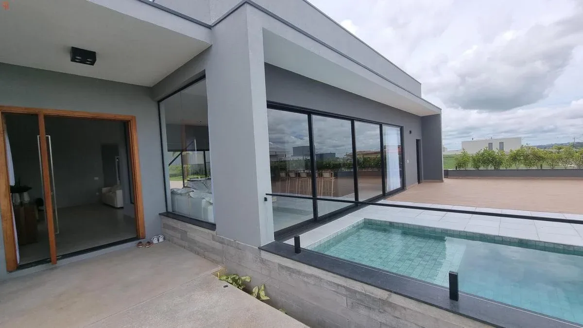 Casa de alto padrão no Condomínio Xapada Itu em Itu - SP: ampla área verde, piscina e 4 suítes.