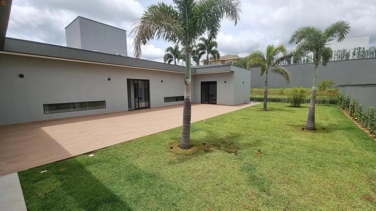 Casa de alto padrão no Condomínio Xapada Itu em Itu - SP: ampla área verde, piscina e 4 suítes.