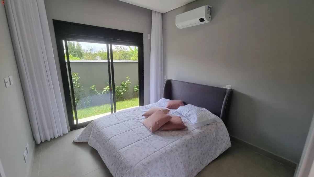 Casa de alto padrão no Condomínio Xapada Itu em Itu - SP: ampla área verde, piscina e 4 suítes.