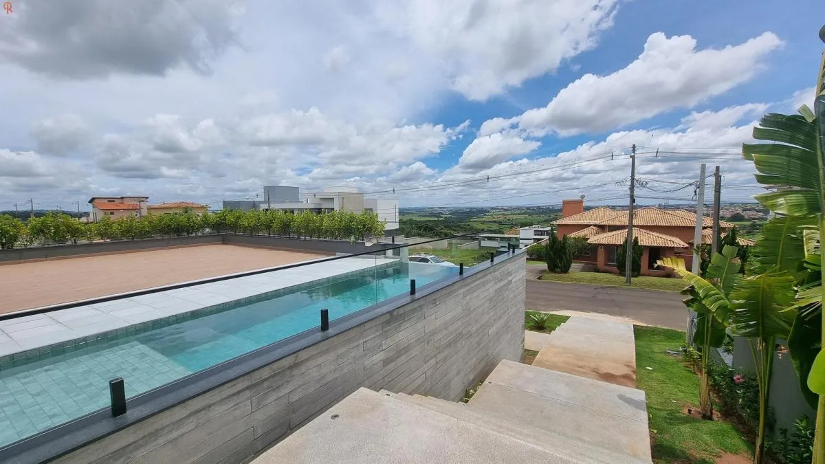 Casa de alto padrão no Condomínio Xapada Itu em Itu - SP: ampla área verde, piscina e 4 suítes.