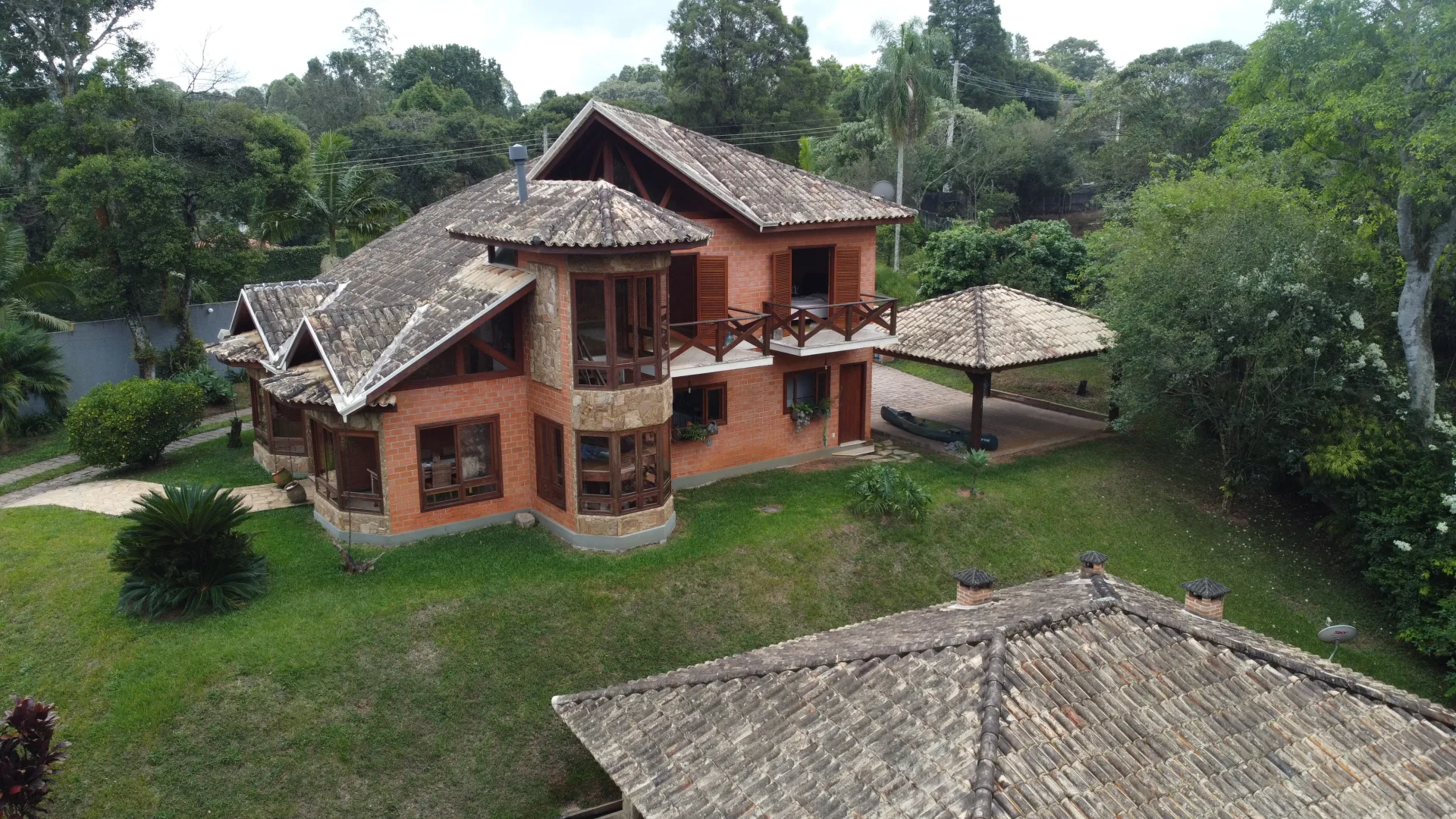 Chácara Alto Padrão com Lago em Mairinque – 5.500 m², Casa com 4 Dorms (2 Suítes)