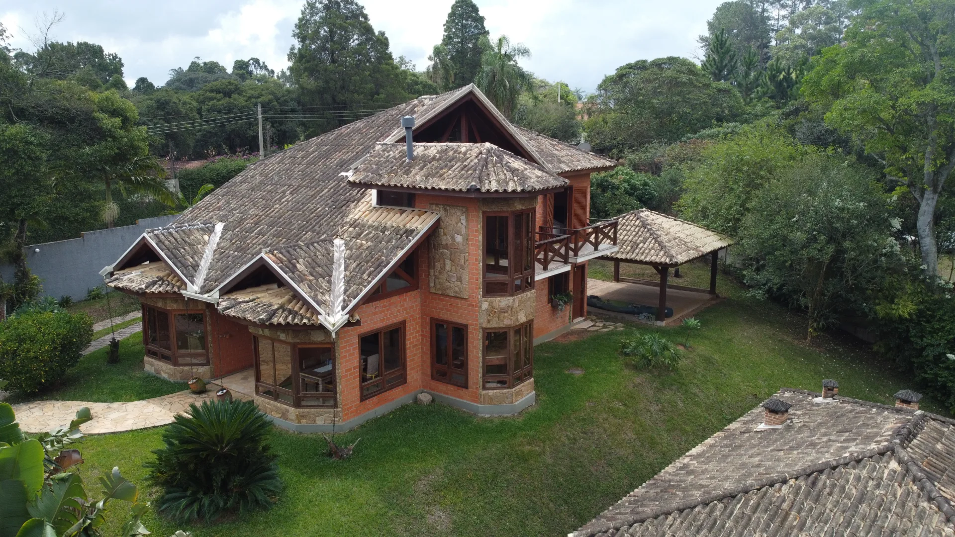 Chácara Alto Padrão com Lago em Mairinque – 5.500 m², Casa com 4 Dorms (2 Suítes)