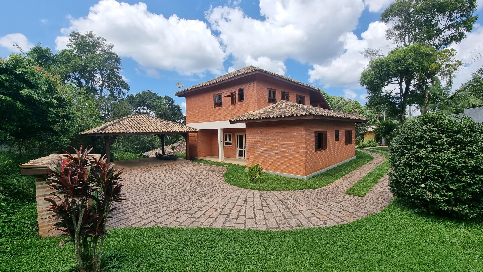Chácara Alto Padrão com Lago em Mairinque – 5.500 m², Casa com 4 Dorms (2 Suítes)