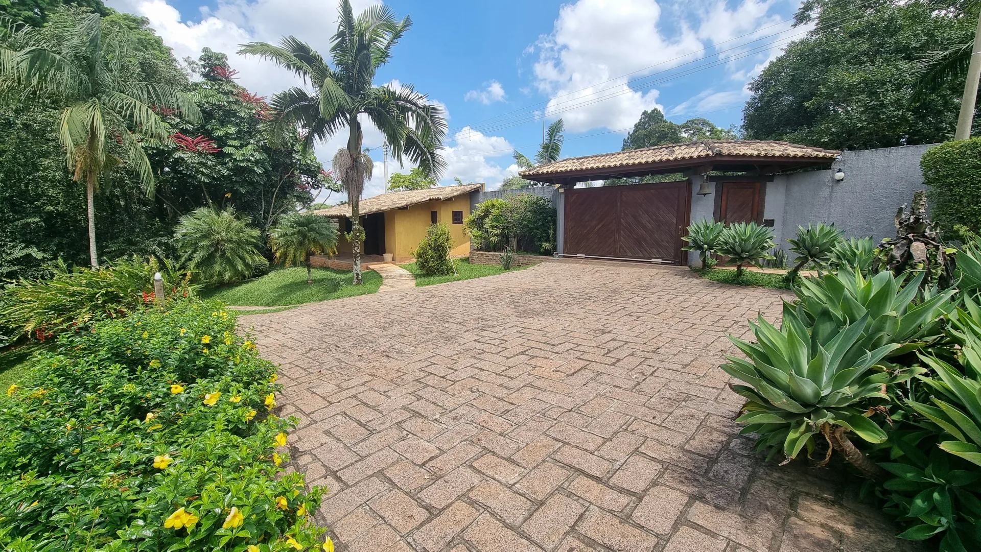 Chácara Alto Padrão com Lago em Mairinque – 5.500 m², Casa com 4 Dorms (2 Suítes)