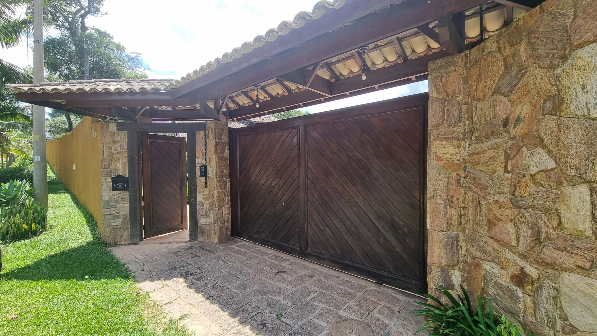 Chácara Alto Padrão com Lago em Mairinque – 5.500 m², Casa com 4 Dorms (2 Suítes)